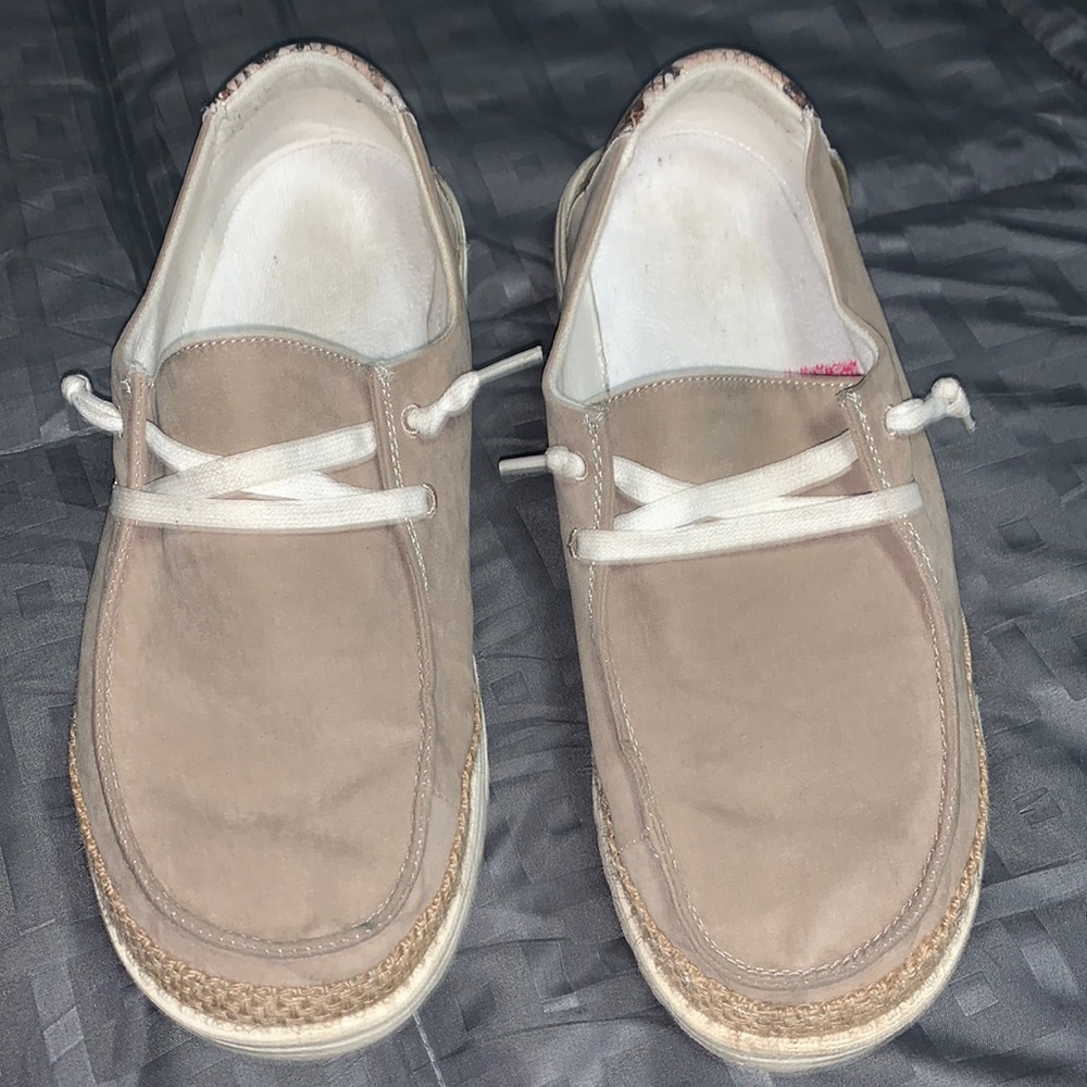 sz 9 Hey Dudes